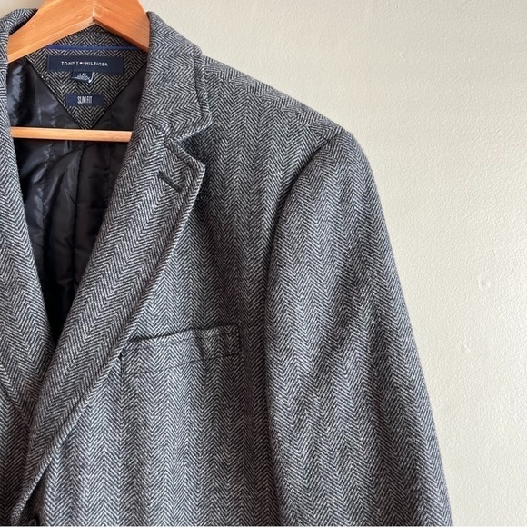 Tommy Hilfiger Slim Fit Wool Blend Herringbone Insulated Jacket in Grey, Large - Picture 4 of 10